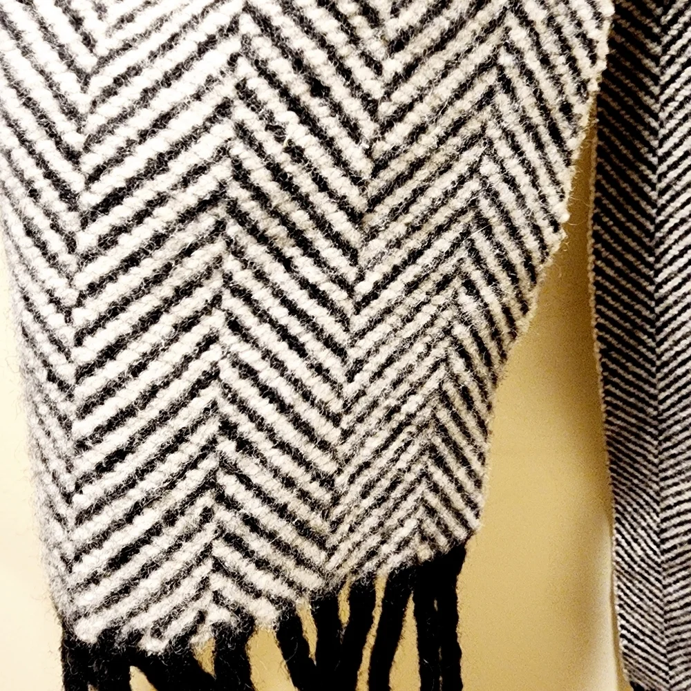 Ralph Lauren Chic Black and White Lambswool Unisex Scarf